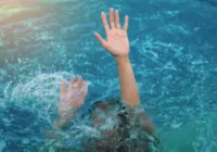 Criança tenta salvar amigo e os dois morrem afogados na Bahia