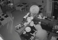 Criminoso arromba restaurante e rouba notebook na Bahia; veja vídeo