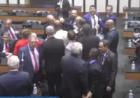 Deputados trocam empurrões durante sessão desta terça na Alba