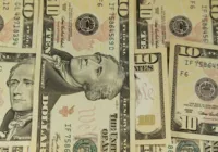 Dólar fecha a R$ 5,60 com apagão cibernético e eleições americanas
