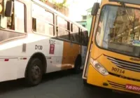 Acidente com ônibus deixa duas pessoas feridas em Salvador