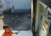 Dupla invade loja e rouba celulares; veja vídeo