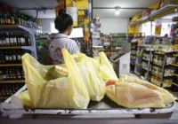 Economia: das sacolas plásticas ao Boletim Focus