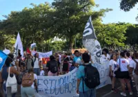 Em greve, servidores federais da Educação fazem protesto em Salvador