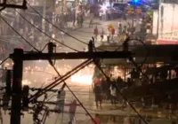 Espada 'descontrolada' invade casa durante guerra em Periperi; assista