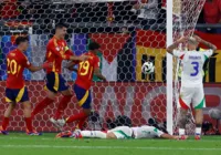 Espanha vence Itália com gol contra e avança às oitavas da Eurocopa