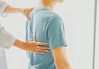 Estudantes fazem triagem para identificar escoliose em jovens