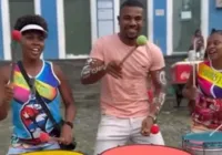 Ex-BBB Davi Brito curte dia no Pelourinho e se aventura na percussão