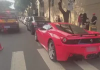 Ferrari com R$ 8 mil em multas é guinchada após parar em cima da faixa
