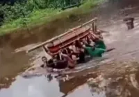 Filho faz festa com bebida alcoólica e 'banho' em caixão do pai; vídeo