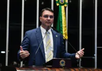 Flávio Bolsonaro compara atentado de Donald Trump com o do pai