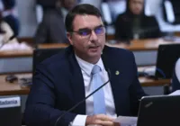 Flávio Bolsonaro se diz "vítima de criminosos" e nega uso da Abin
