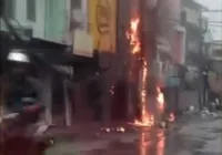 Fogo atinge fiação em posteno bairro de São Marcos