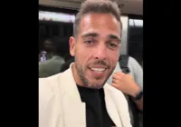 Fotógrafo brasileiro expõe ação de batedores de carteira em Paris