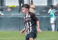 Garoto de 14 anos estreia no futebol profissional e supera Maradona