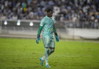 Goleiro ex-Vitória quase leva 'dedada' em partida da Série C; assista