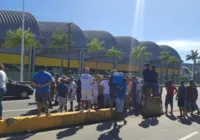 Grupo de vendedores de veículos faz protesto no Parque de Exposições