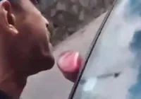Homem é arrastado em cima de carro após briga por vaga; vídeo