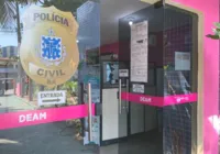 Homem é preso ao tentar invadir delegacia para agredir mulher