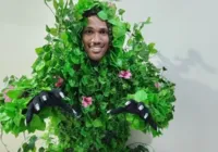 Homem se fantasia de planta para fazer pegadinha nas ruas de Salvador