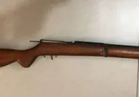 Homem tenta desmontar arma de fogo e atira em si mesmo