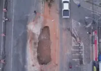 Idosa é 'engolida' por cratera aberta em avenida