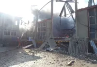 Incêndio de grandes proporções atinge galpões de empresas na RMS