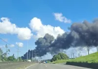 Incêndio em galpão na RMS é controlado; Bombeiros atuam no rescaldo