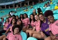 Jogadoras da dupla Ba-Vi assistem jogo da Seleção feminina