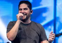 Jorge, dupla de Mateus, quase é atingido por celular em show