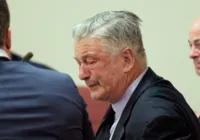 Julgamento de Alec Baldwin por homicídio culposo é anulado