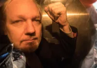 Julian Assange faz acordo com EUA e deixa prisão no Reino Unido