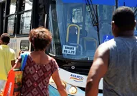 População ameaça incendiar ônibus após linha ser modificada imagem