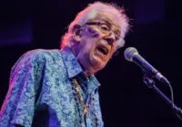 Mentor de Eric Clapton, lenda do blues John Mayall morre nos EUA