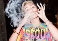 Miley Cyrus diz que mãe fuma maconha "potente": "Muito pesada"