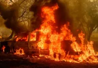 Milhares de pessoas são evacuadas por incêndio na Califórnia