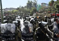 Militares tentam derrubar porta do palácio presidencial em La Paz