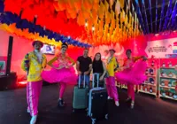 Mini arraiá recepciona turistas em clima de São João no aeroporto