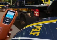 Motociclista bêbado foge de abordagem e acaba preso na BR 101 em SAJ