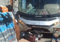Motociclista de 14 anos fica gravemente ferido após batida com ônibus