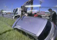 Motorista de aplicativo perde direção e carro tomba em Salvador