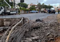 Motorista não é localizado após veículo derrubar poste no Caminho das Árvores