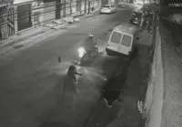 Mulher é arremessada ao chão durante tentativa de assalto; veja