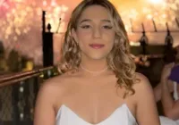 Mulher fica gravemente ferida após acidente entre moto e caçamba