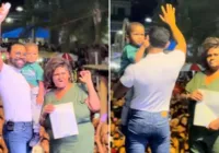 Mulher invade palco, apresenta bebê e certidão a Pablo do Arrocha