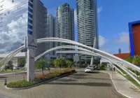 Mulher que pulou de prédio de luxo para fugir de agressões recebe alta