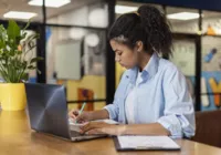 Mulheres recebem 17% menos do que homens, diz IBGE