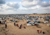 Novos bombardeios israelenses atingem Gaza e 450 mil fogem em Rafah