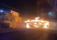 Ônibus é incendiado na Suburbana e deixa população em pânico