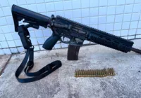 PM apreende fuzil calibre 556 em Itapuã